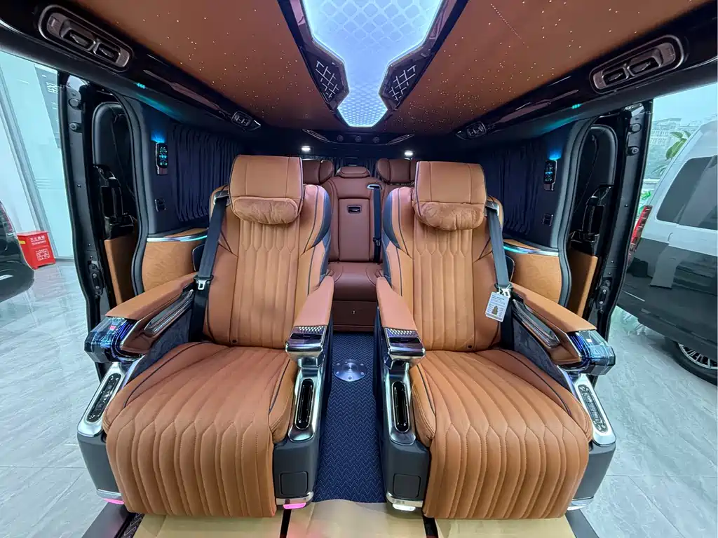 Toyota Hiace — фото 14