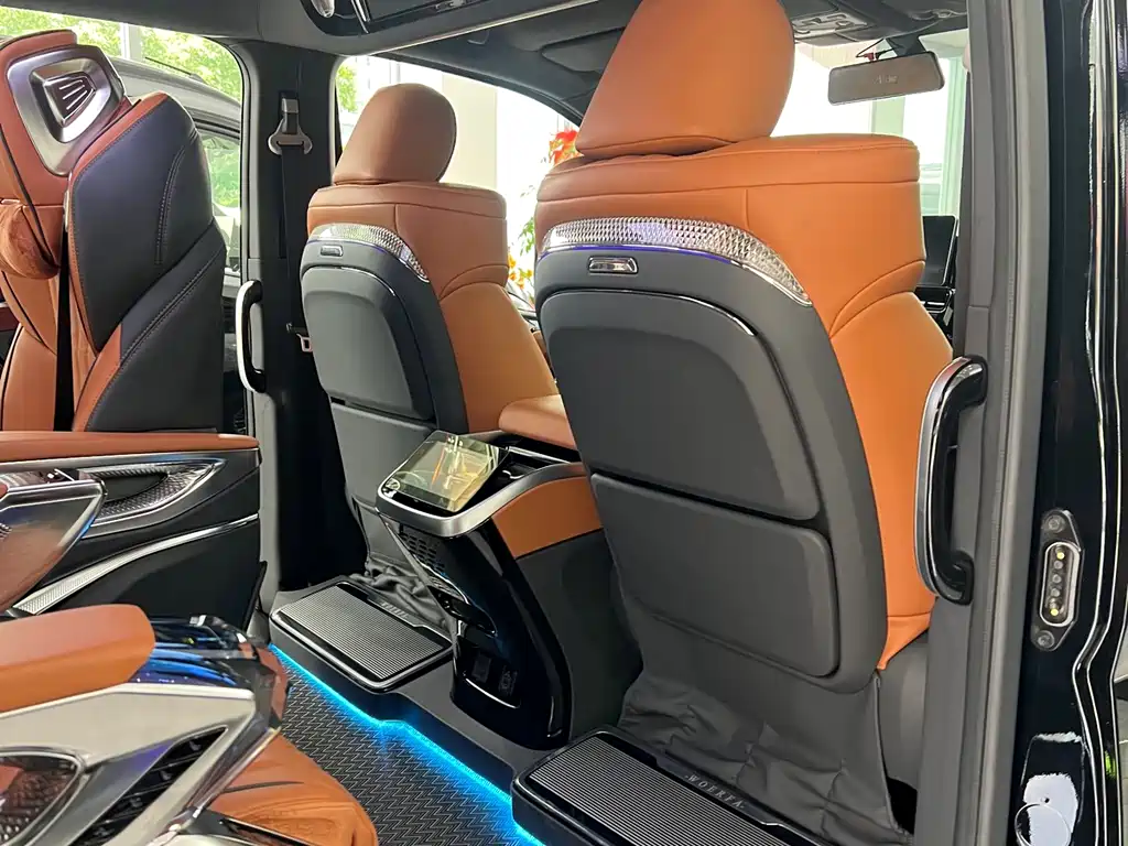 Toyota Hiace — фото 10