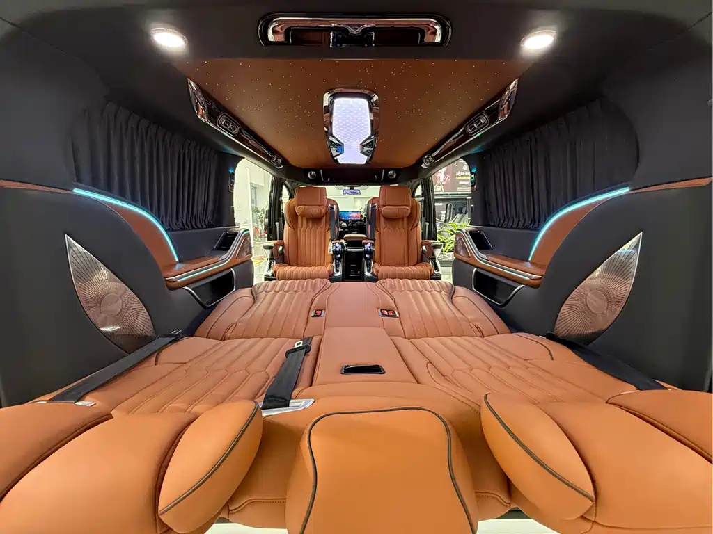 Toyota Hiace — фото 17