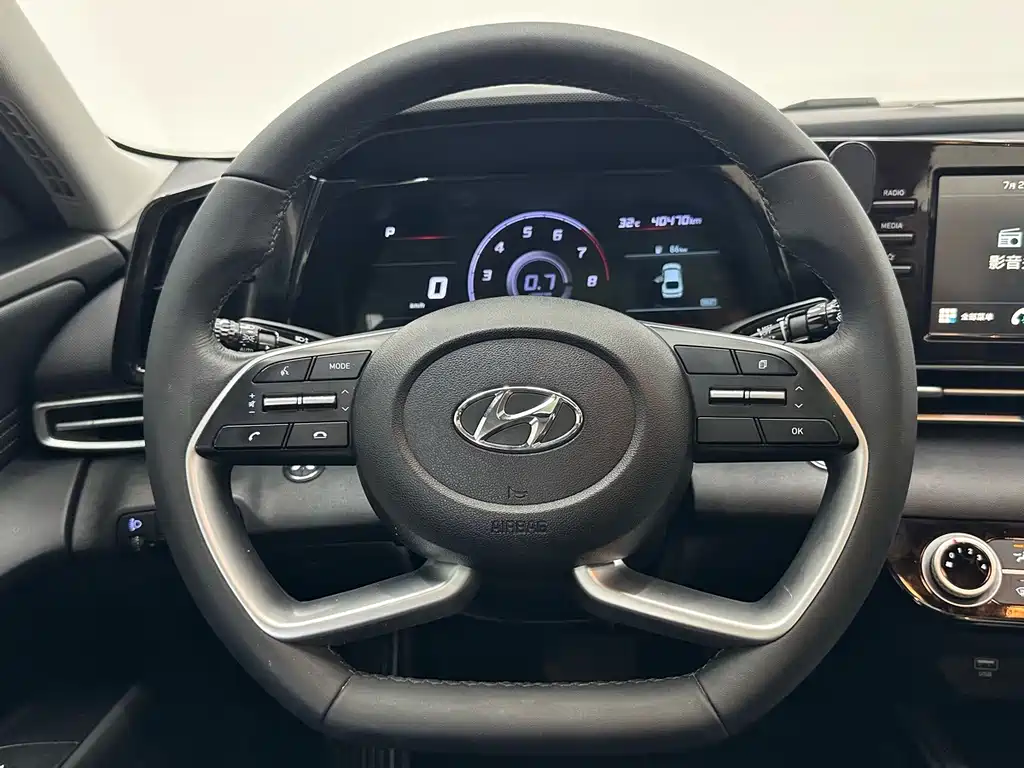 Hyundai Elantra 2023 — фото 11
