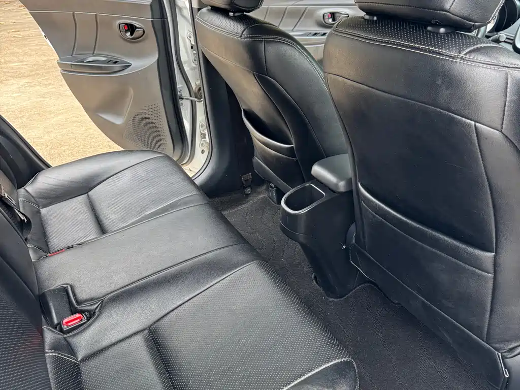 Toyota Yaris L 2018 — фото 10