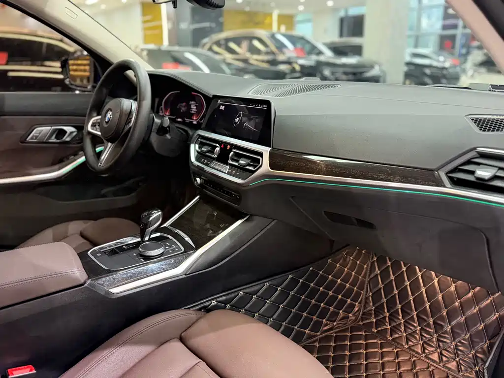 BMW 3 Series 2019 — фото 11