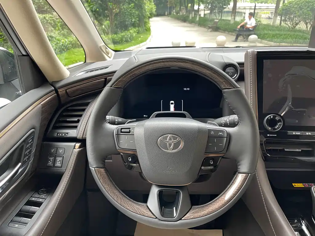Toyota Alphard — фото 10