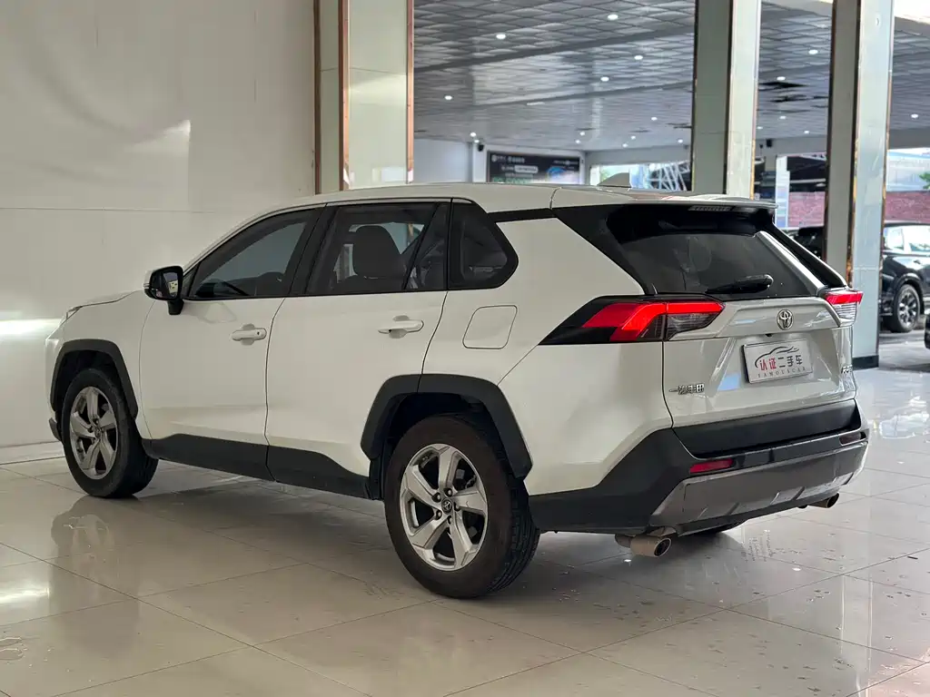 Toyota RAV4 2021 — фото 18