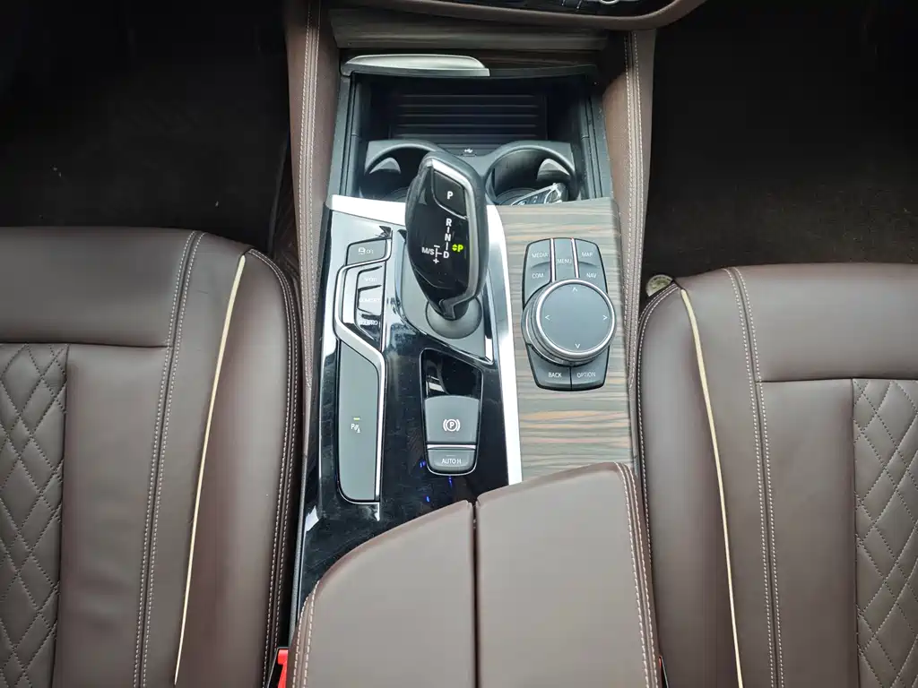 BMW 5 Series 2019 — фото 15