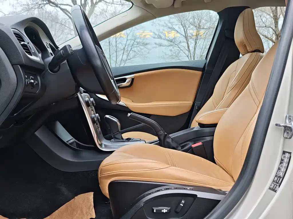 Volvo V40 2017 — фото 14