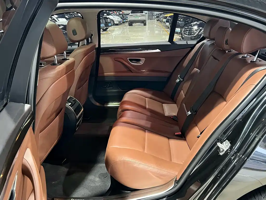 BMW 5 Series 2017 — фото 18