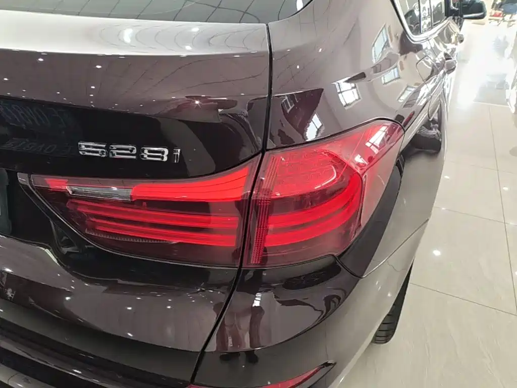 BMW 5 Series GT 2016 — фото 24