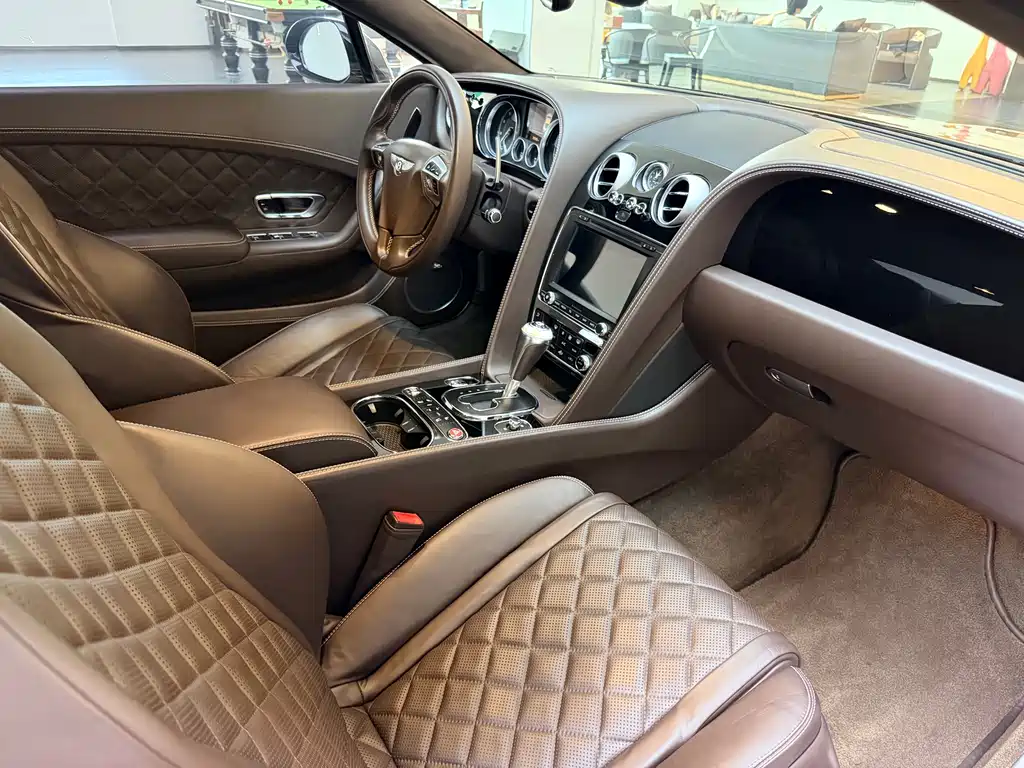 Bentley Continental 2018 — фото 12