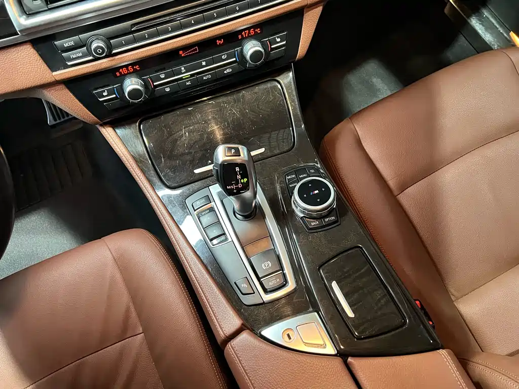 BMW 5 Series 2017 — фото 14