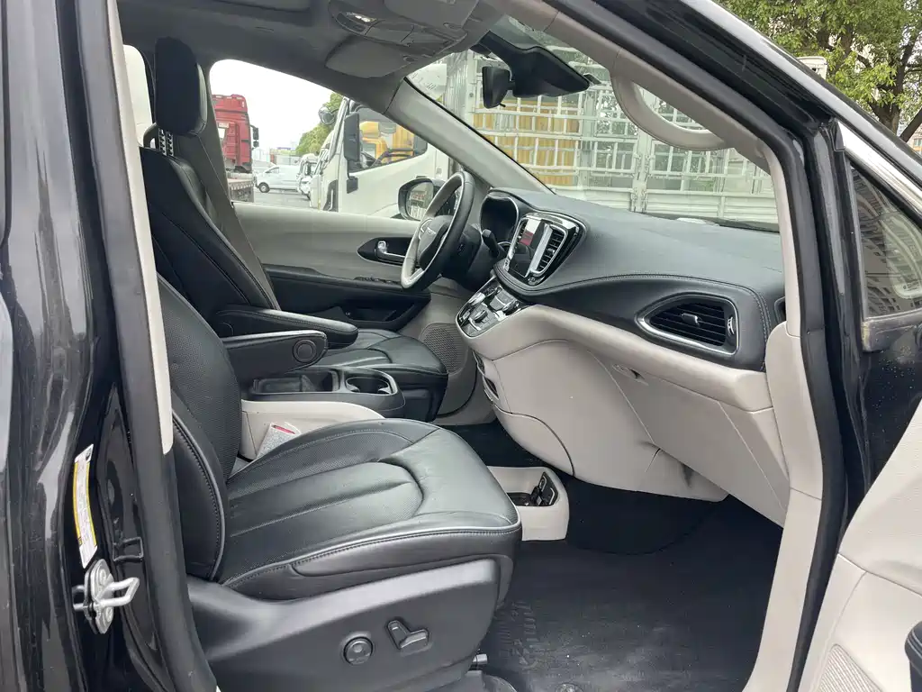 Chrysler Grand Voyager PHEV 2025 — фото 15