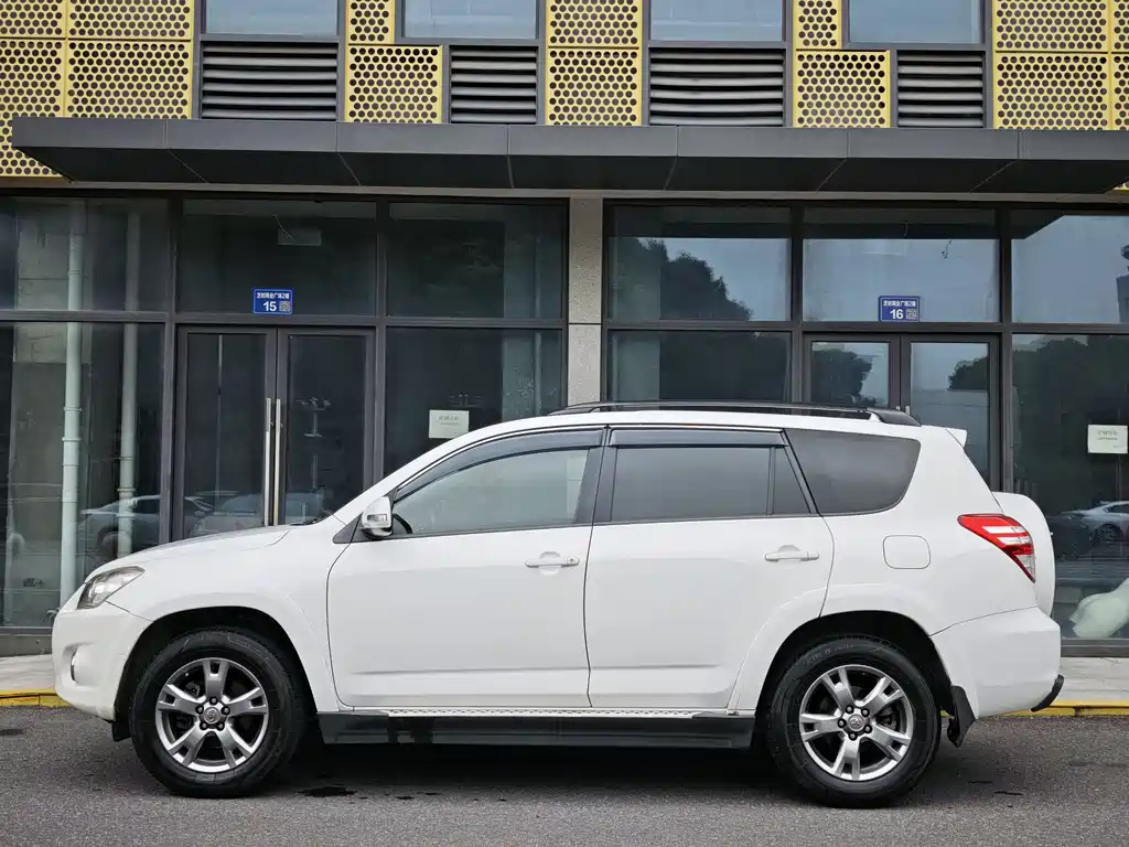 Toyota RAV4 2013 — фото 3