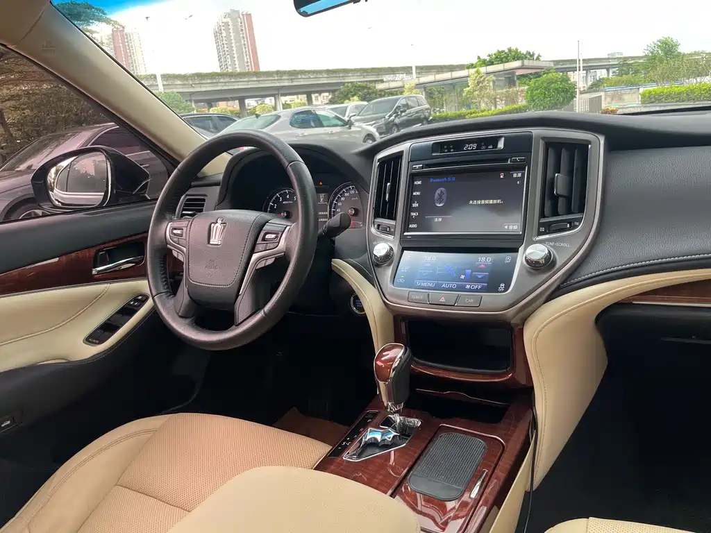 Toyota Crown 2017 — фото 11