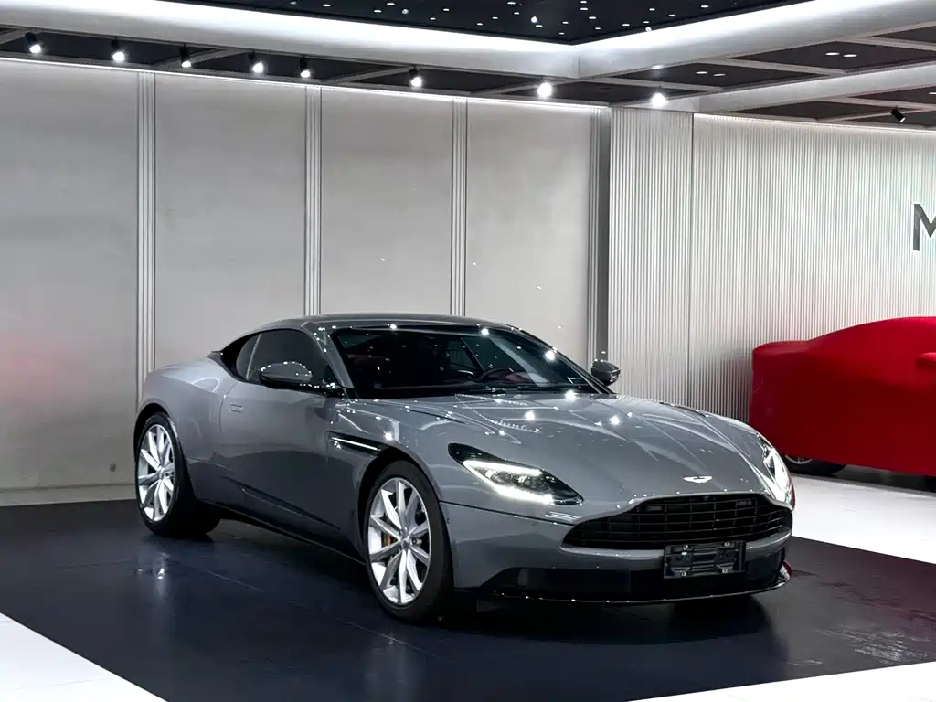 Aston Martin DB11 2023 — фото 2