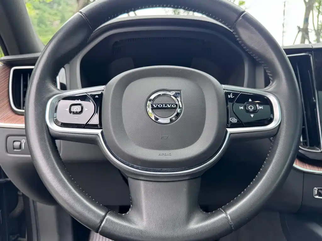 Volvo XC60 2021 — фото 18
