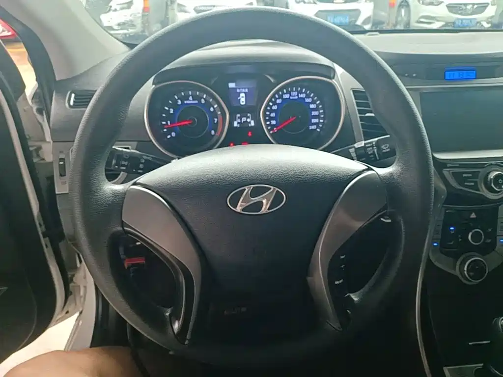 Hyundai Elantra 2016 — фото 11