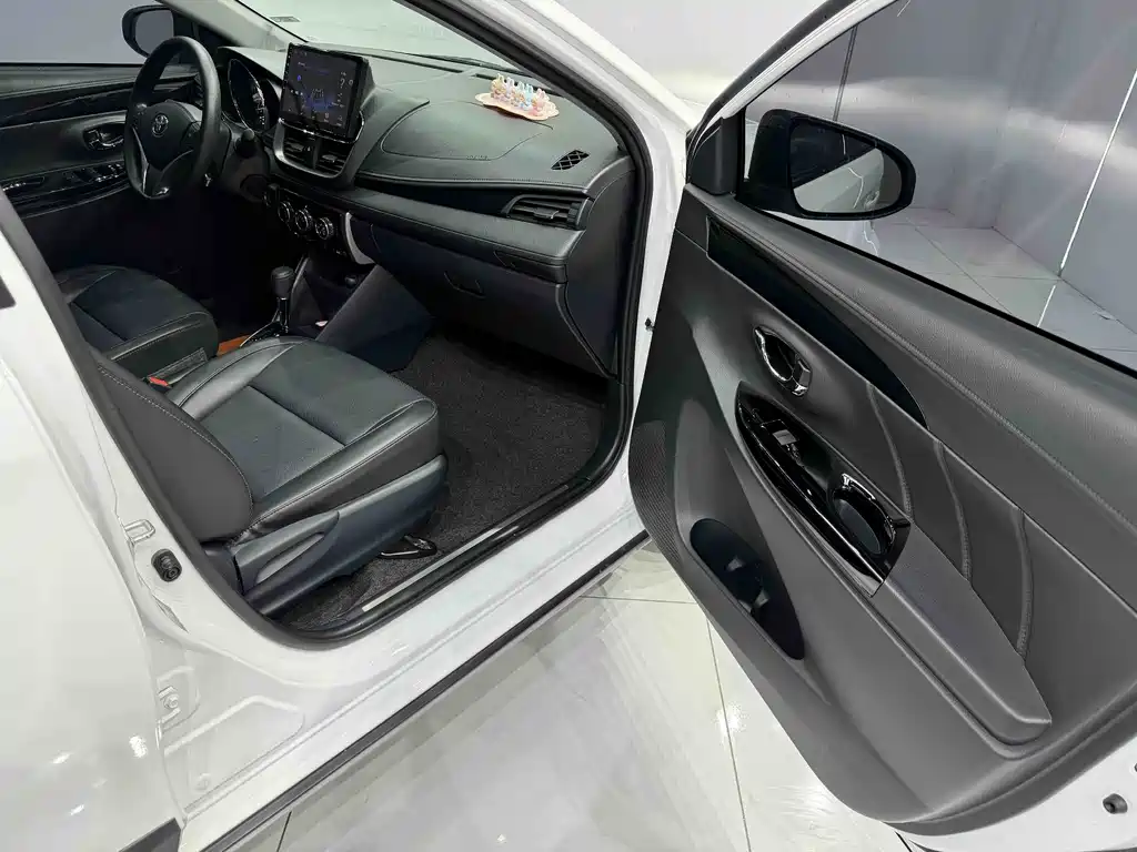 Toyota Yaris L 2022 — фото 17
