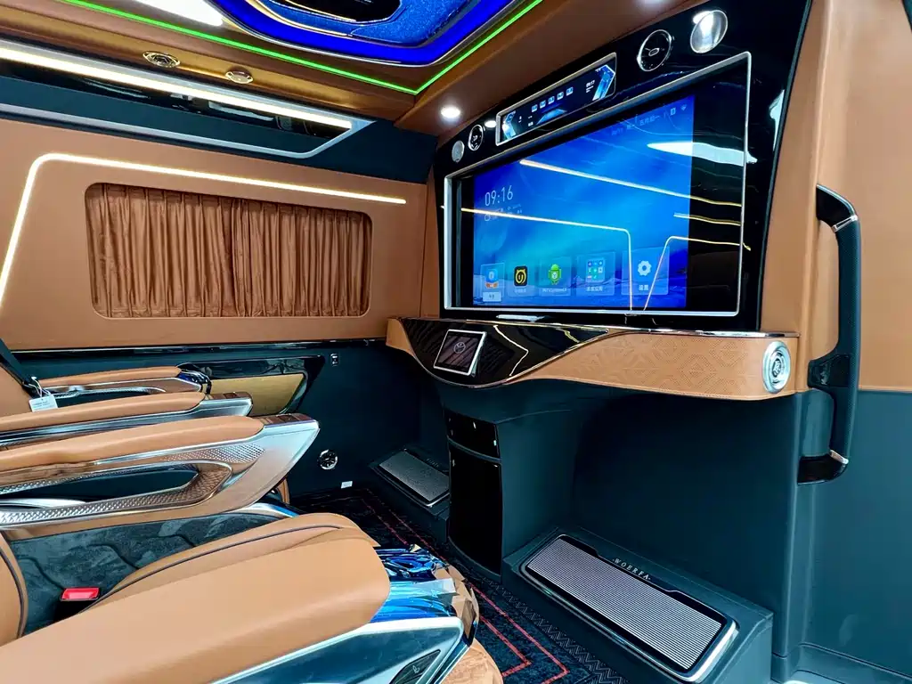 Toyota Hiace — фото 15