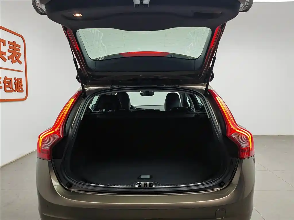 Volvo V60 2016 — фото 16