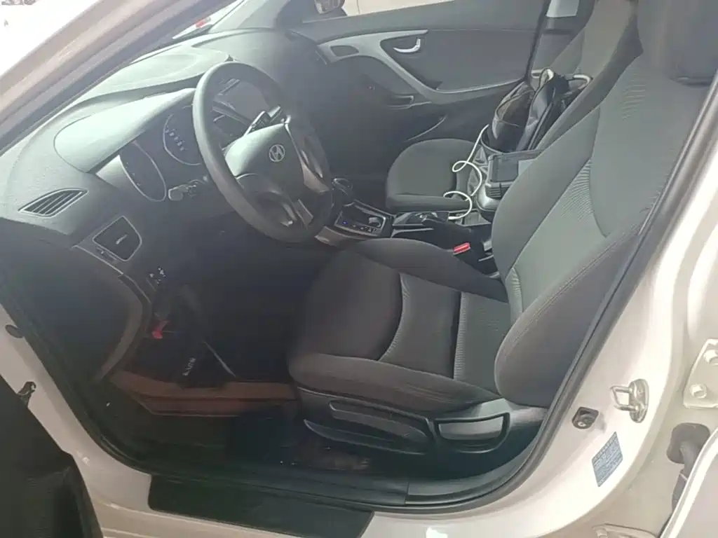Hyundai Elantra 2016 — фото 15