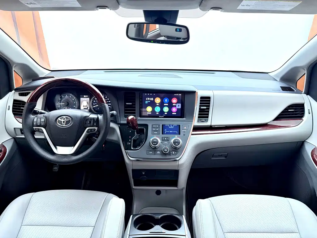 Toyota Sienna 2018 — фото 9