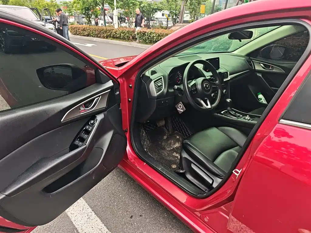 Mazda 3 Axela 2019 — фото 18