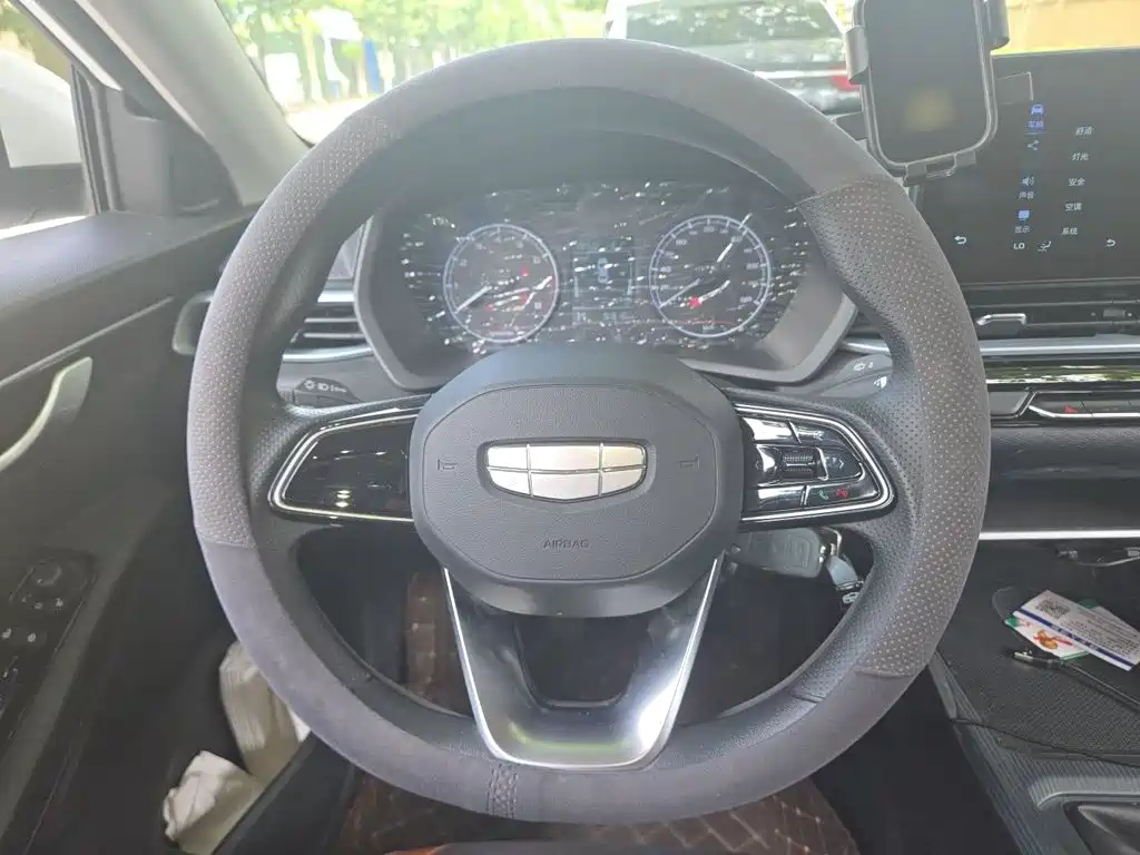 Geely Emgrand 2025