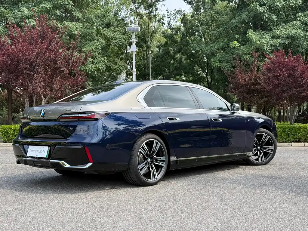 BMW i7 2025
