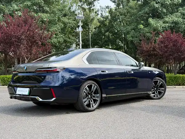 BMW i7 2025
