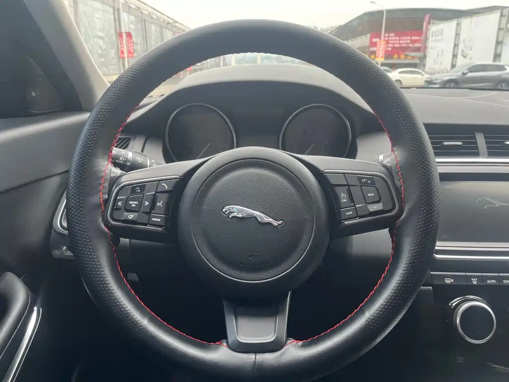 Jaguar E-PACE 2018 — фото 7