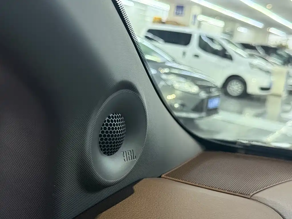 Toyota Granvia 2023 — фото 12