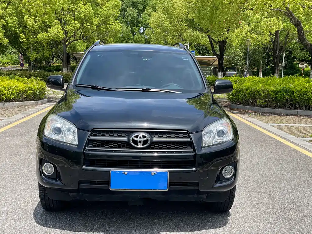 Toyota RAV4 2011 — фото 2