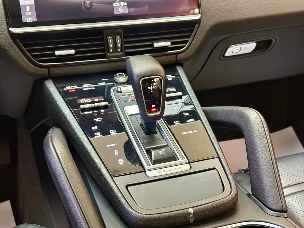 Porsche Cayenne 2018 — фото 16