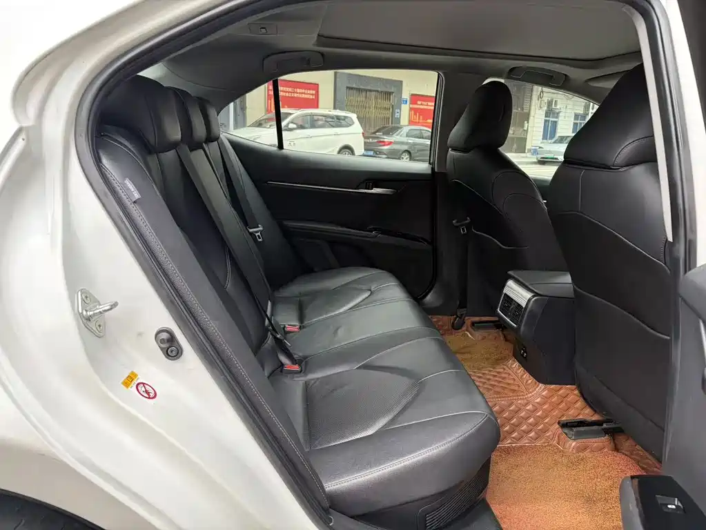 Toyota Camry 2018 — фото 10