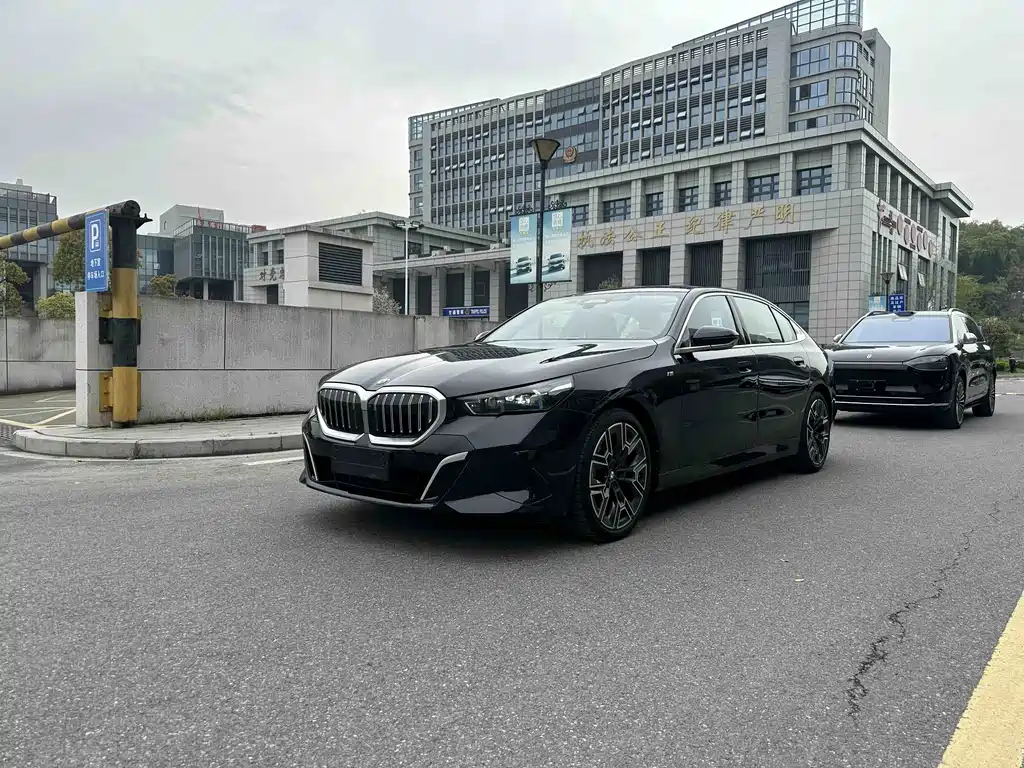 BMW 5 Series 2025 — фото 1