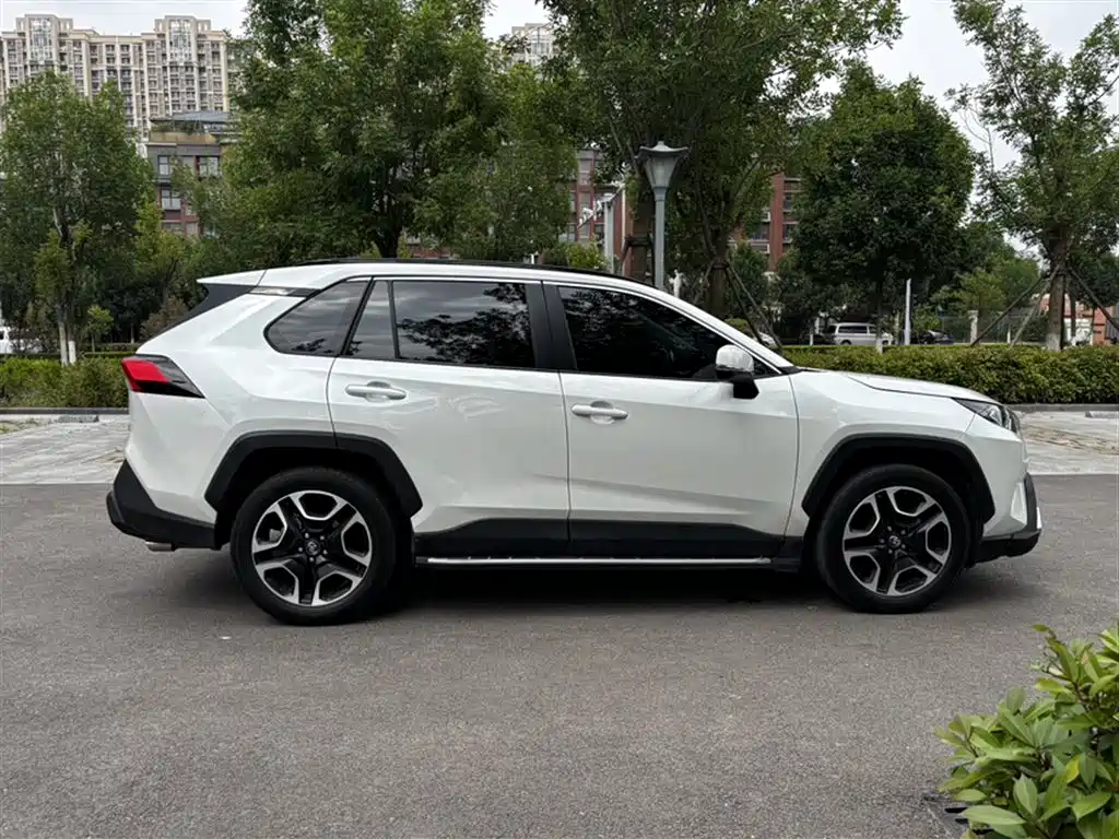 Toyota RAV4 2022 — фото 10