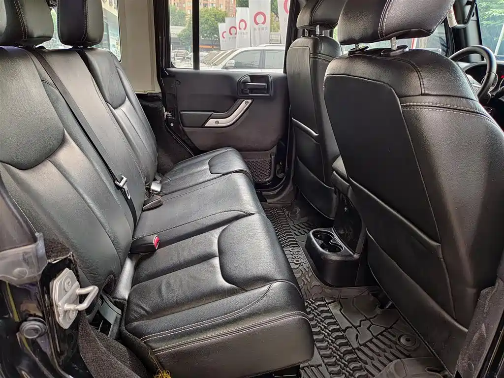 Jeep Wrangler 2015 — фото 11