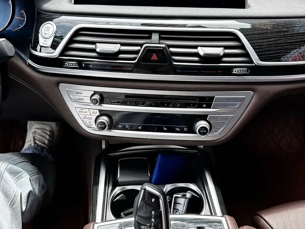 BMW 7 Series 2017 — фото 14