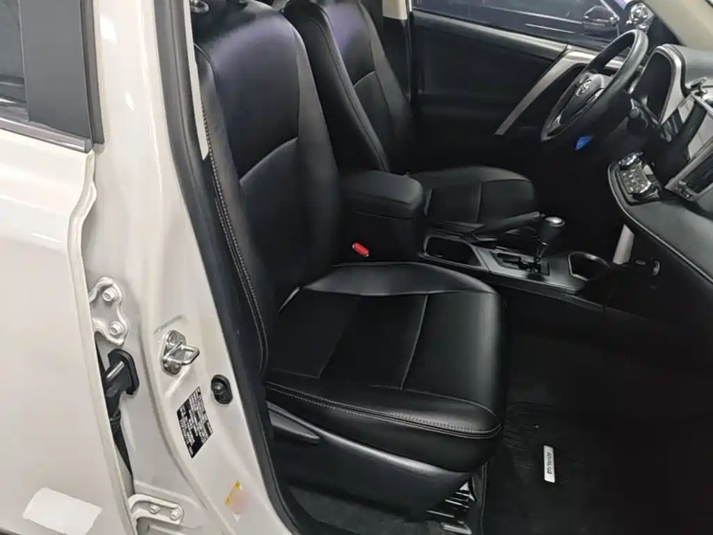 Toyota RAV4 2017 — фото 25