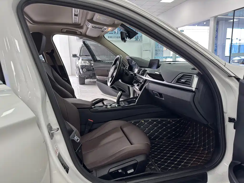 BMW 3 Series 2019 — фото 10