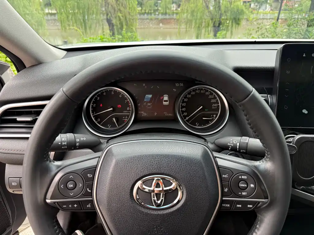 Toyota Camry 2023 — фото 14