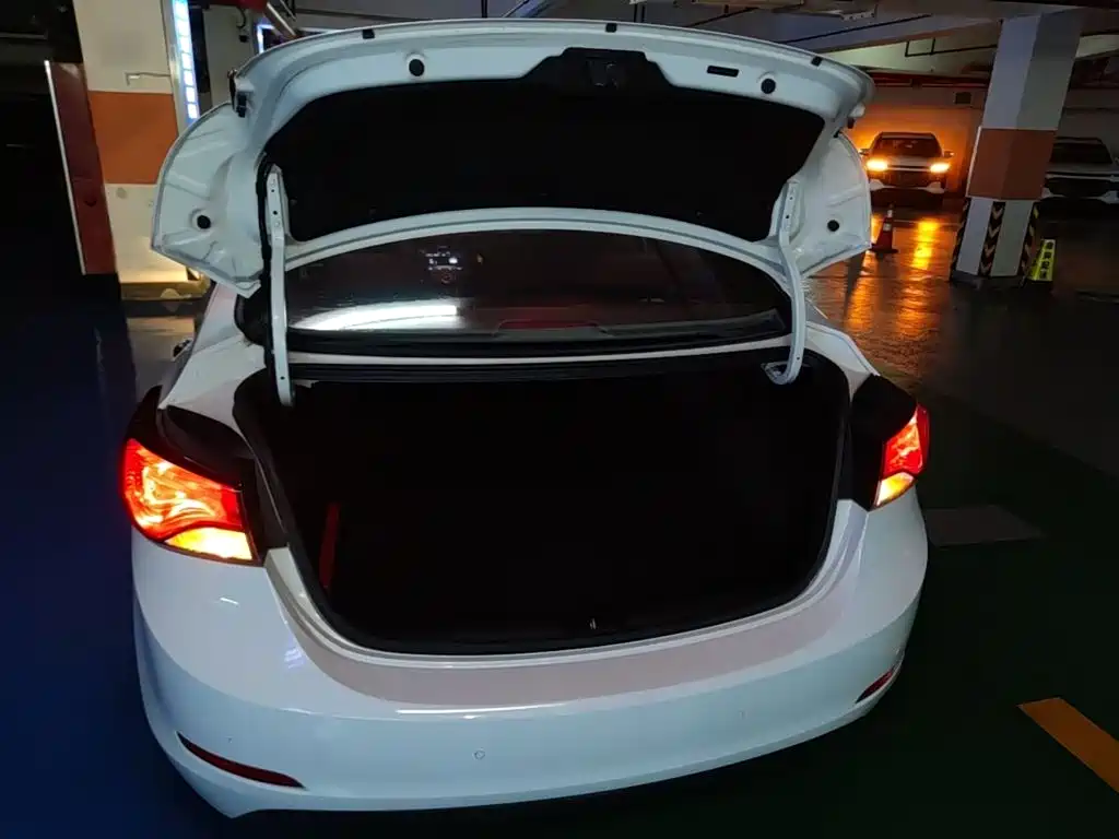 Hyundai Elantra 2018 — фото 19