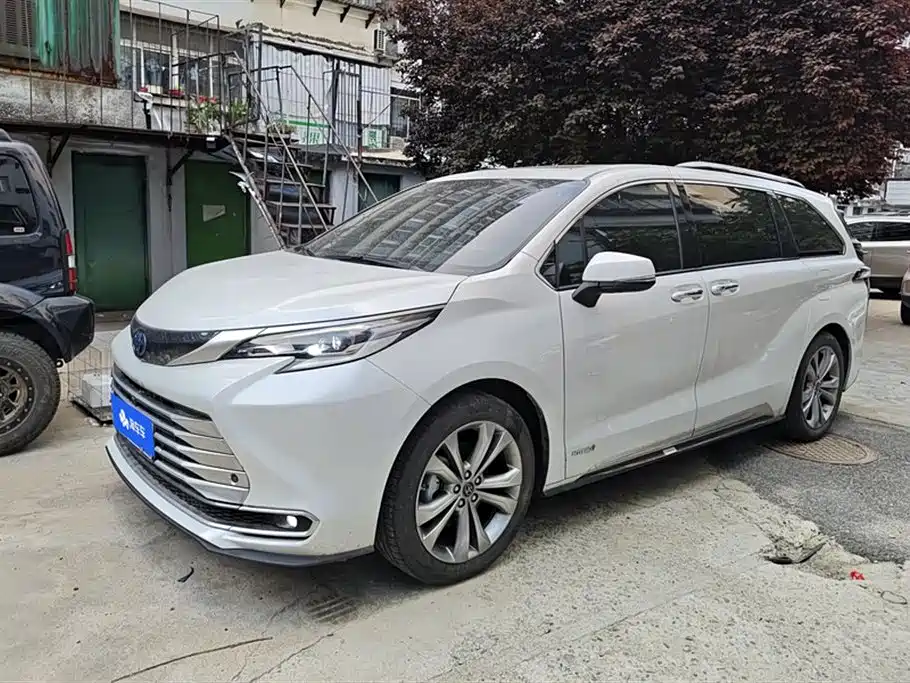 Toyota Sienna 2023 — фото 1