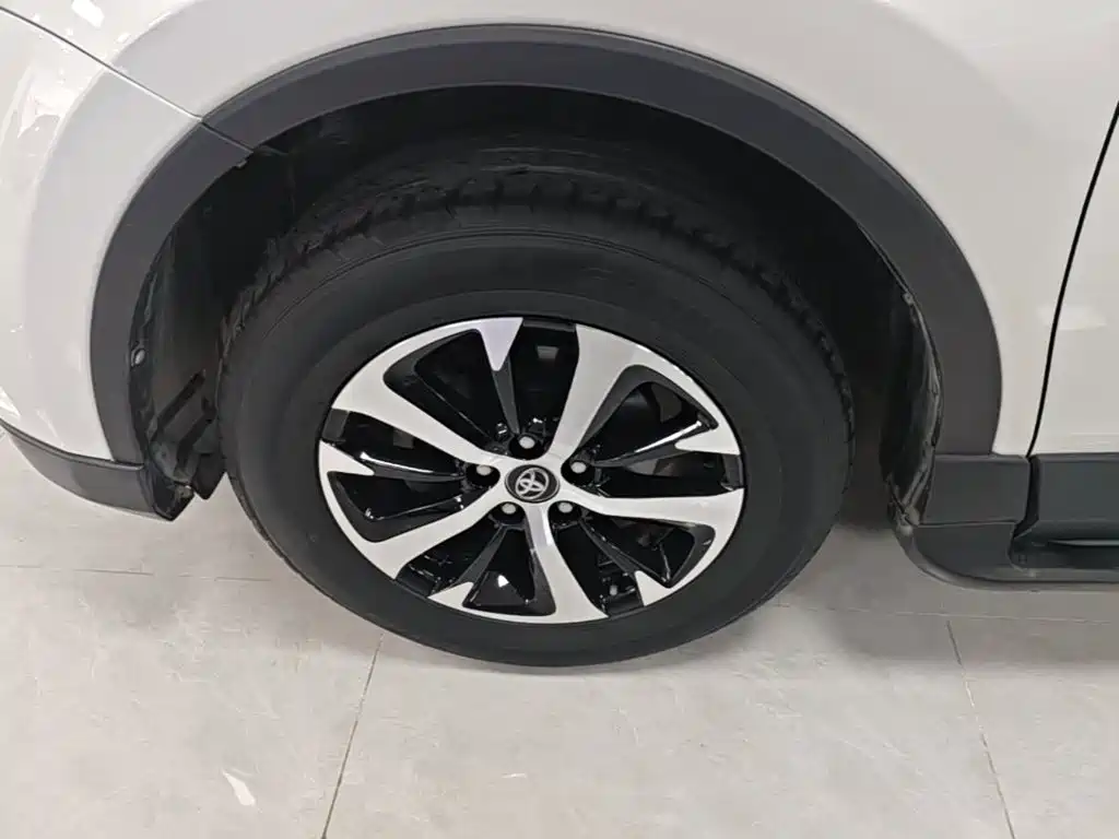 Toyota RAV4 2017 — фото 23