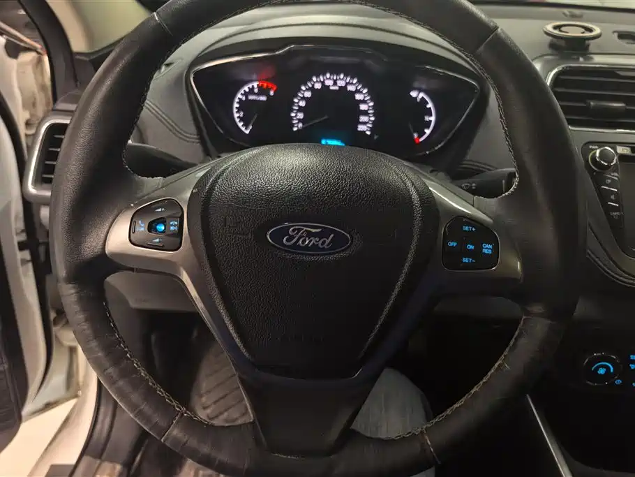 Ford Escort 2015 — фото 15