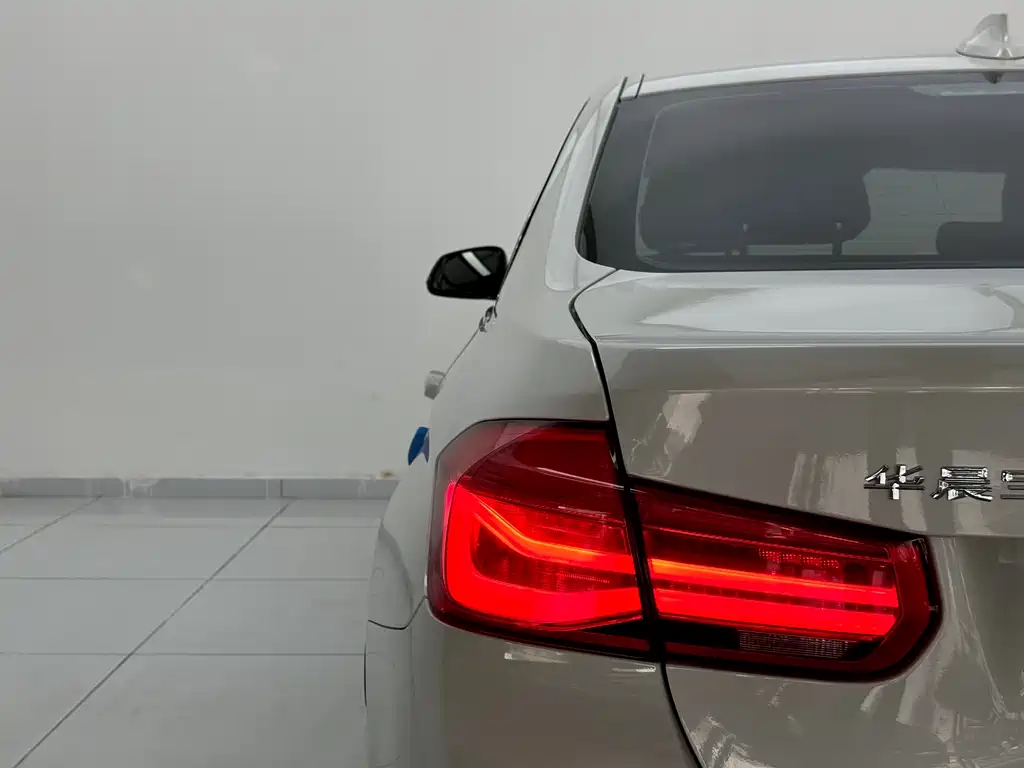 BMW 3 Series 2017 — фото 11