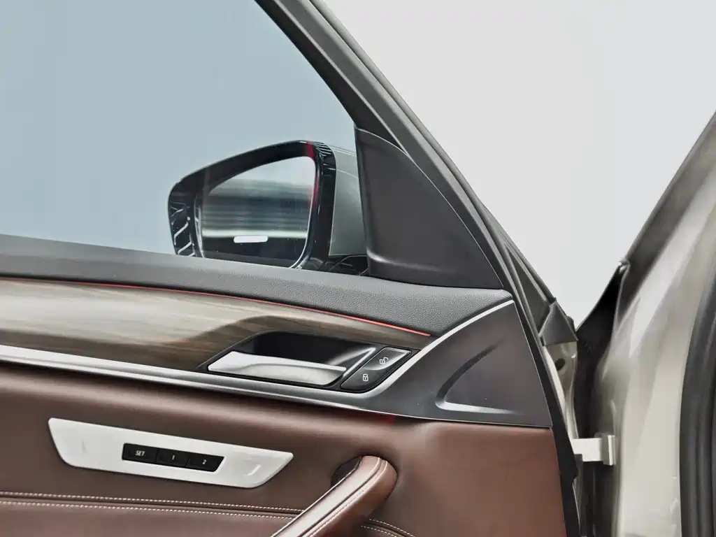 BMW 5 Series 2018 — фото 20