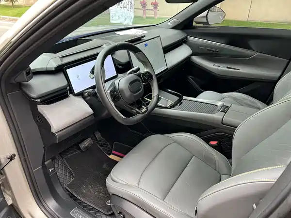 Lynk & Co 08 EM-P 2023