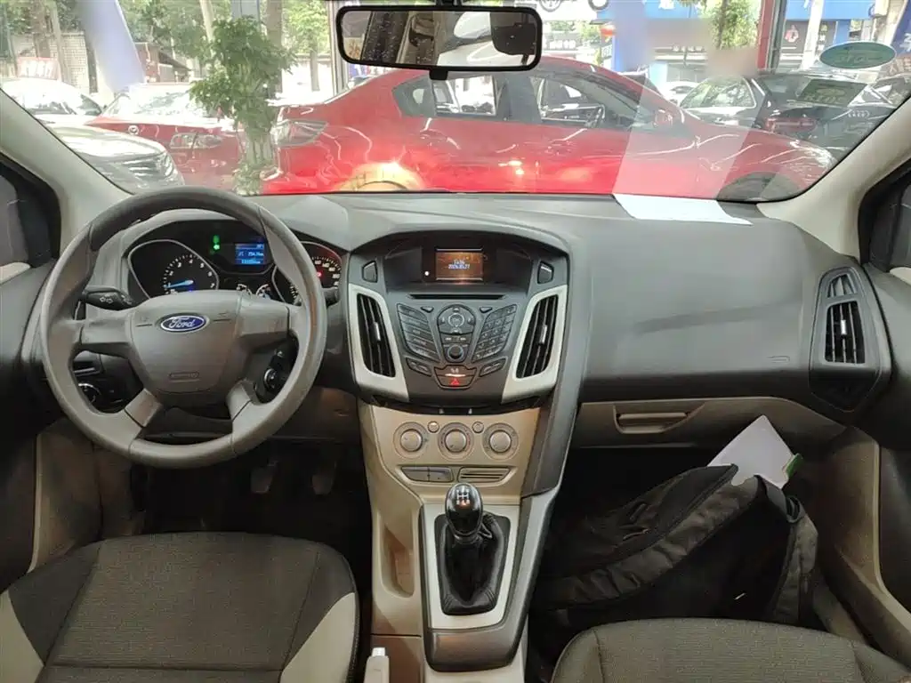 Ford Focus 2014 — фото 10