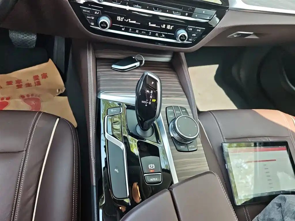 BMW 5 Series 2018 — фото 10
